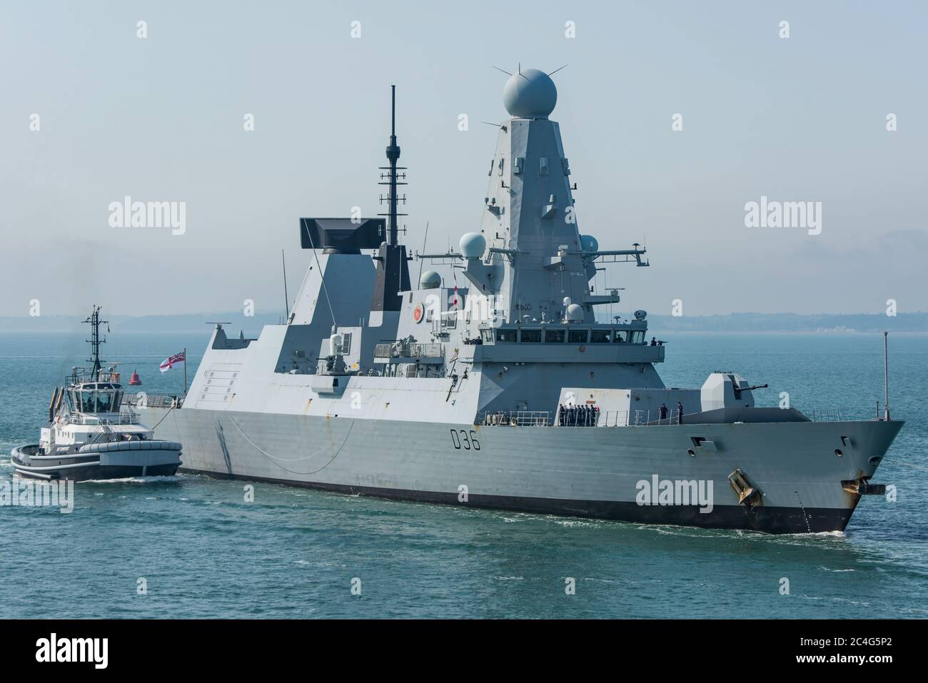 Der Royal Navy Typ 45 Luftverteidigungszerstörer HMS Defender (D36) kehrt am 26. Juni 2020 nach einer Zeit von Seeversuchen in britischen Gewässern nach Portsmouth, Großbritannien zurück. Stockfoto