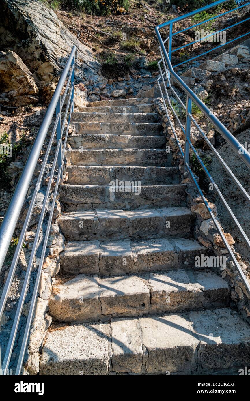 Steintreppe nach der Renovierung auf dem Weg, der vom St. George Kloster zum Jasper Strand, Kap Fiolent, Krim Russland etwa 800 Stufen führt Stockfoto