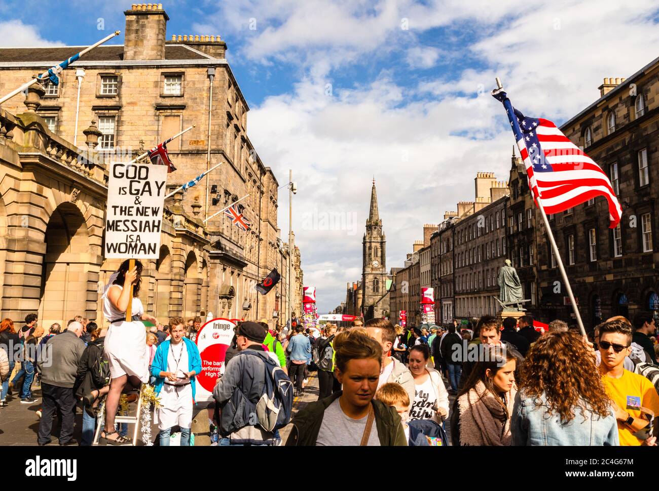 Edinburgh High Street, während des Internationalen Festivals Fringe, Schottland, Großbritannien. Stockfoto