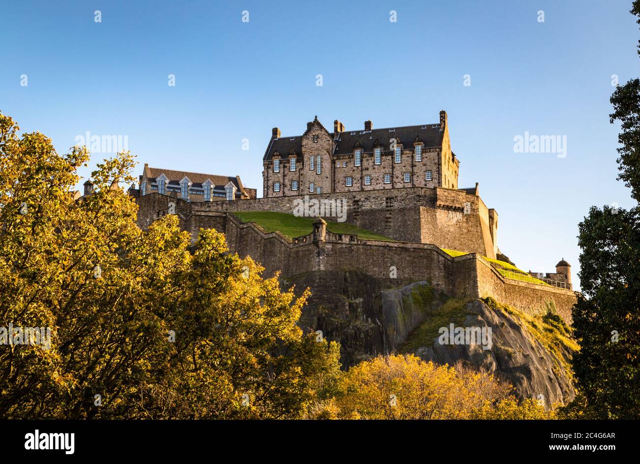 Edinburgh Castle von Princes Street Gardens, Edinburgh, Schottland, Vereinigtes Königreich. Stockfoto