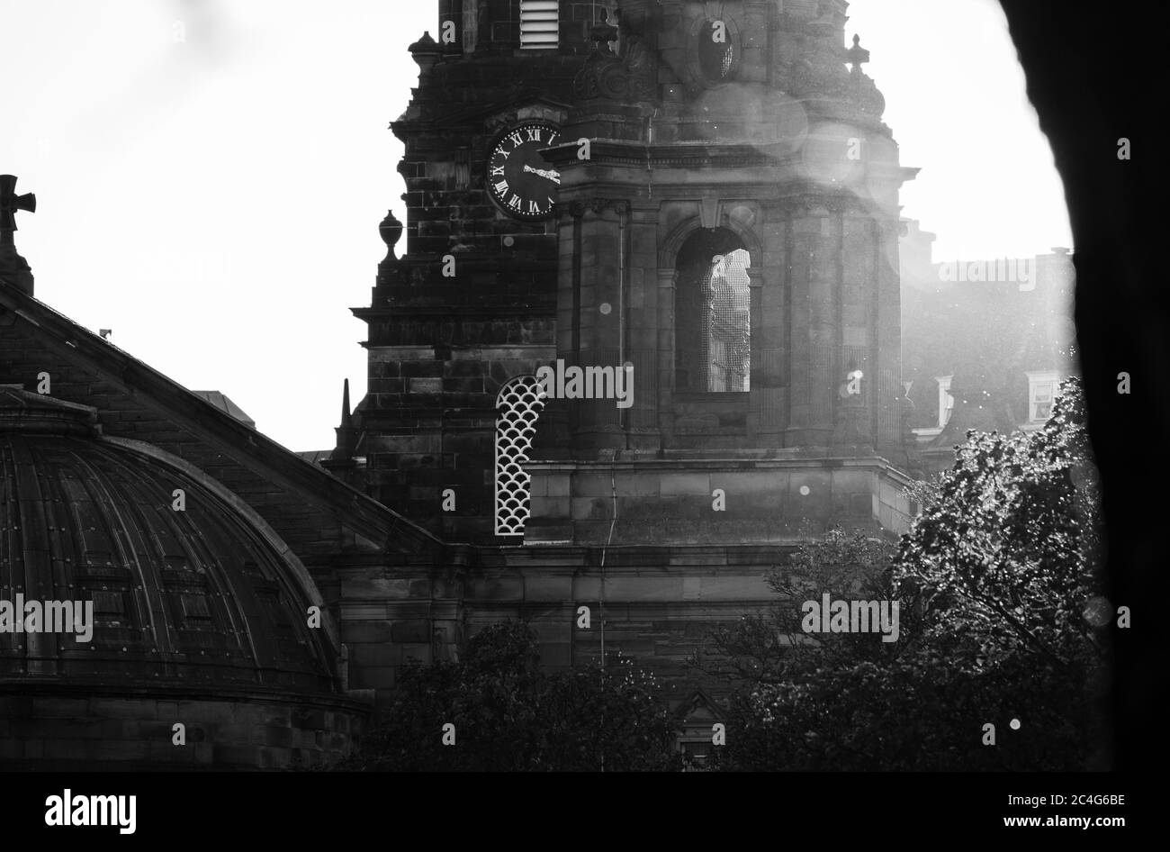 Monochrome (schwarz-weiß) Darstellung der Pfarrkirche St. Cuthbert am westlichen Ende der Princes Street Gardens, Edinburgh, Schottland, Großbritannien. Stockfoto