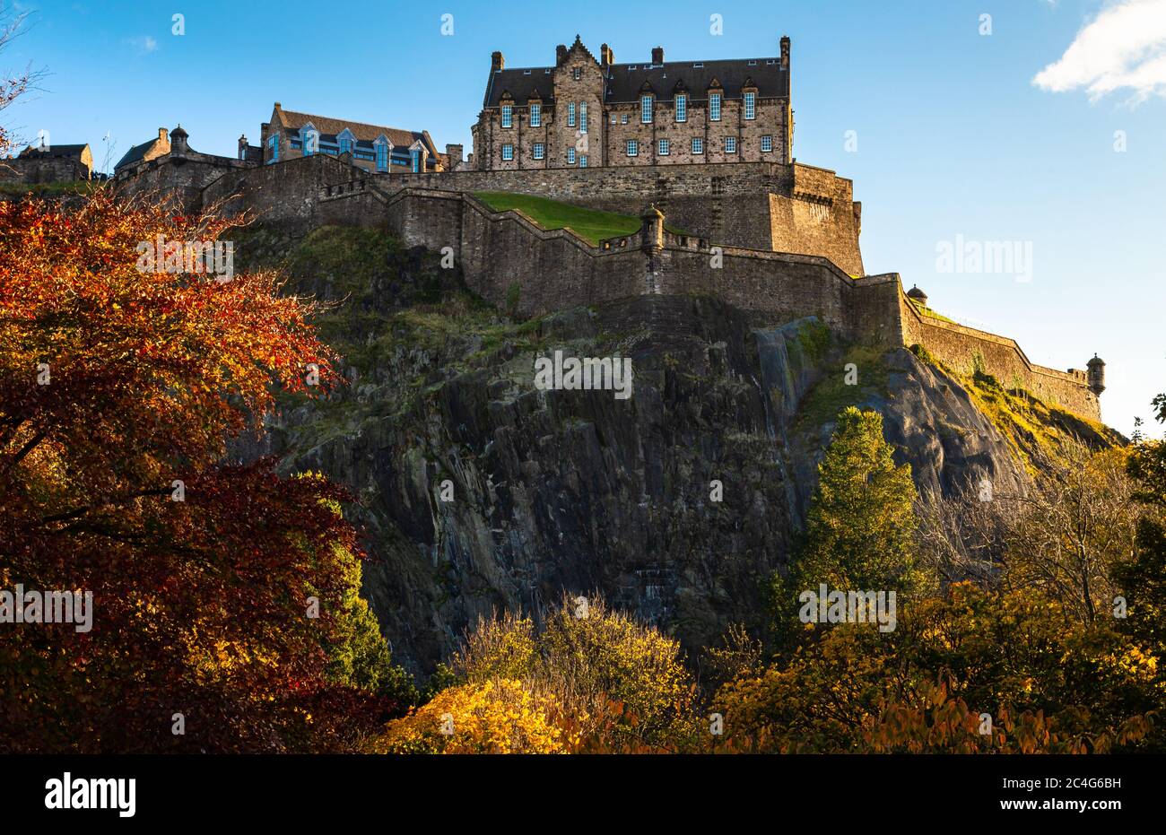 Edinburgh Castle von Princes Street Gardens, Edinburgh, Schottland, Vereinigtes Königreich. Stockfoto