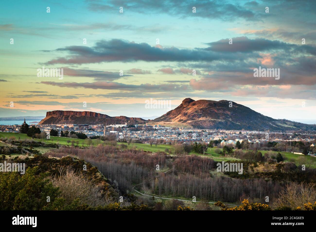 Blick über South Edinburgh bis zum Arthur's Seat und den Salisbury Crags, von den Braid Hills, Edinburgh. Stockfoto