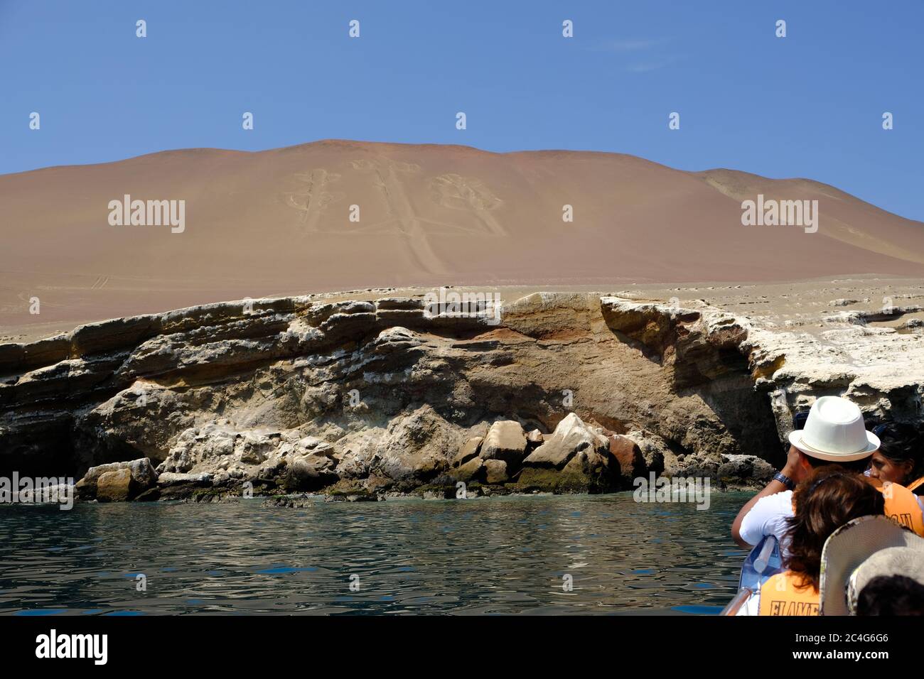 Peru Paracas - Blick vom Ausflugsboot auf die prähistorische Geoglyphe Candelabro Stockfoto