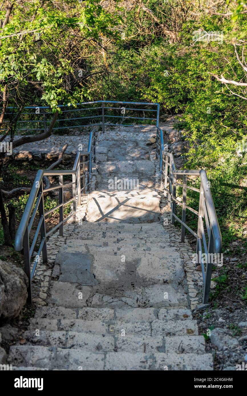 Steintreppe nach der Renovierung auf dem Weg, der vom St. George Kloster zum Jasper Strand, Kap Fiolent, Krim Russland etwa 800 Stufen führt Stockfoto