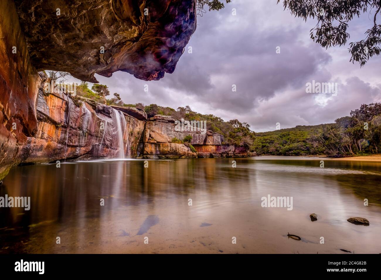 Wattamolla Beach und Wasserfälle an einem regnerischen Nachmittag Stockfoto