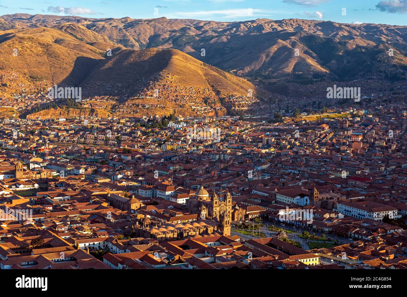Skyline von Cusco mit dem Hauptplatz der Plaza de Armas und den Anden im Hintergrund bei Sonnenuntergang, Peru. 'Viva el Peru' = Es lebe Peru. Stockfoto
