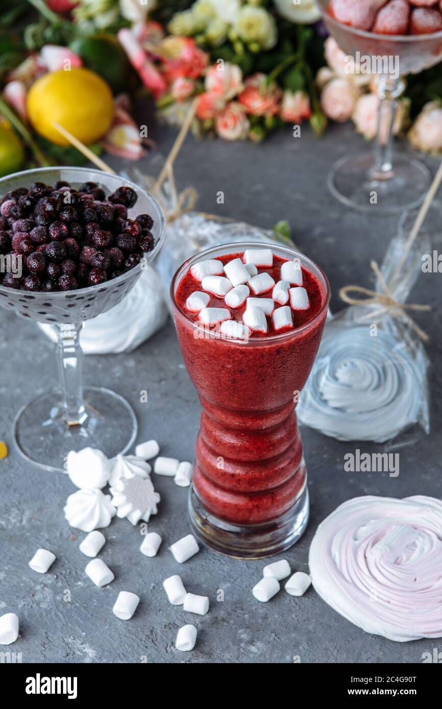 Bio Heidelbeere Smoothy gemacht mit frischen Zutaten Stockfoto