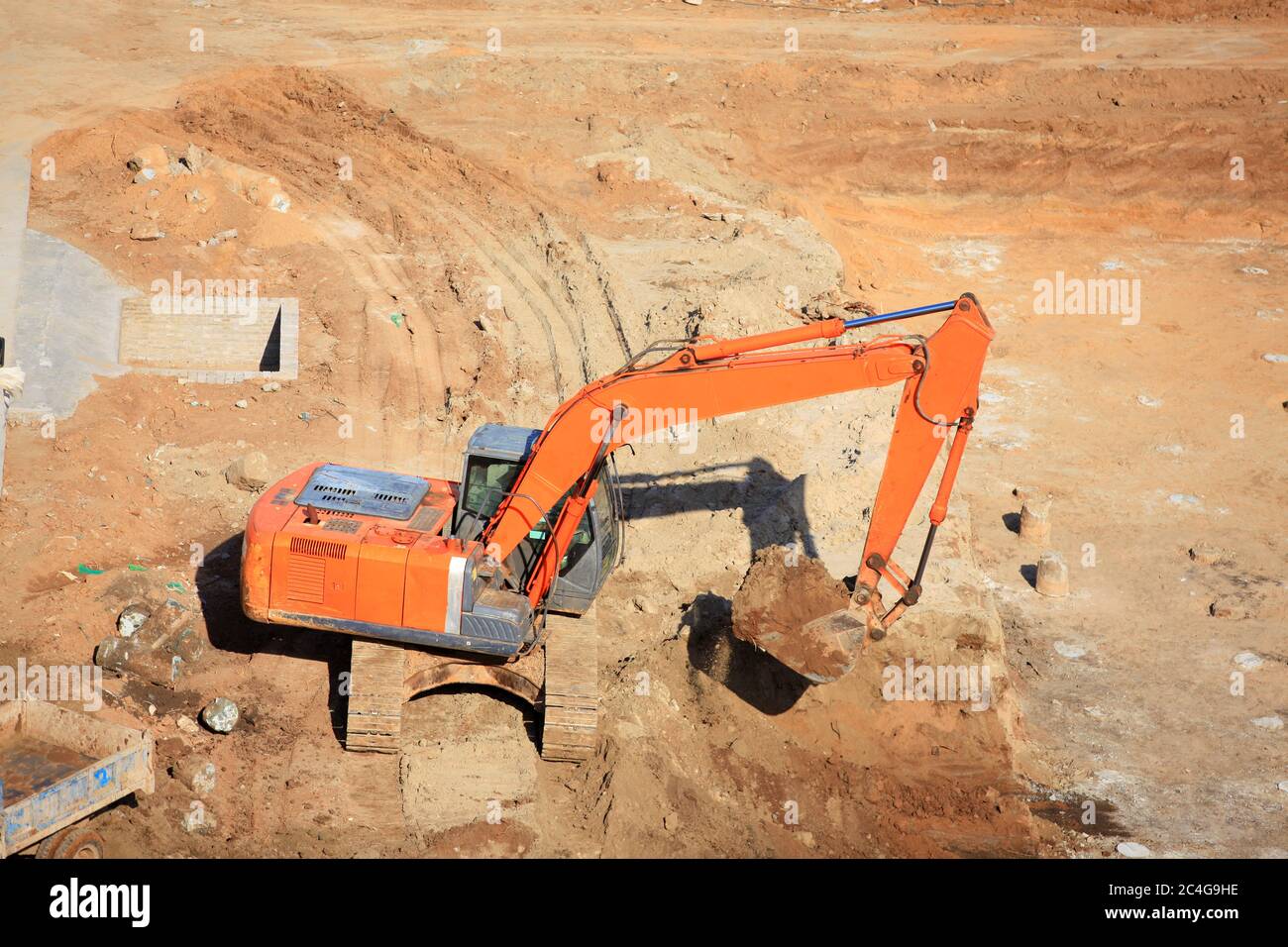 Bagger oder Planierraupen arbeiten auf der Baustelle Stockfoto