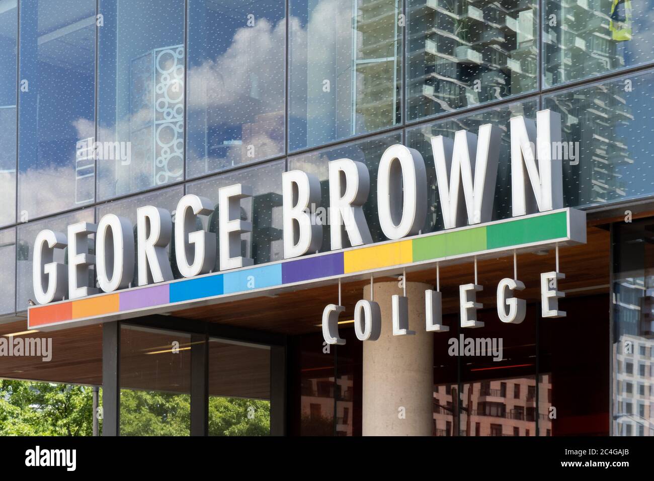 Toronto Kanada, 26. Juni 2020; das Schild am Eingang des George Brown College Bildungskomplexes am Queens Quay Waterfront in Toronto Stockfoto