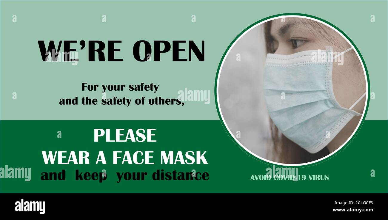 Die Blur Woman tragen Gesichtsmaske im Grauton mit den Sicherheitsmeldungen zum Tragen einer Gesichtsmaske im Vordergrund. Gesichtsbedeckung erforderlich. Sicherheitsschild an Stockfoto