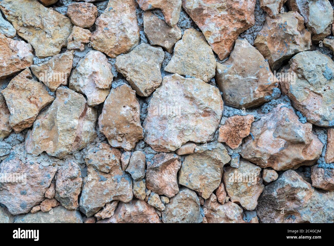 Hintergrund aus Kalkstein Mauerwerk. Die Oberfläche ist mit Naturmaterial verziert. Die Mauer ist aus Wildstein Stockfoto