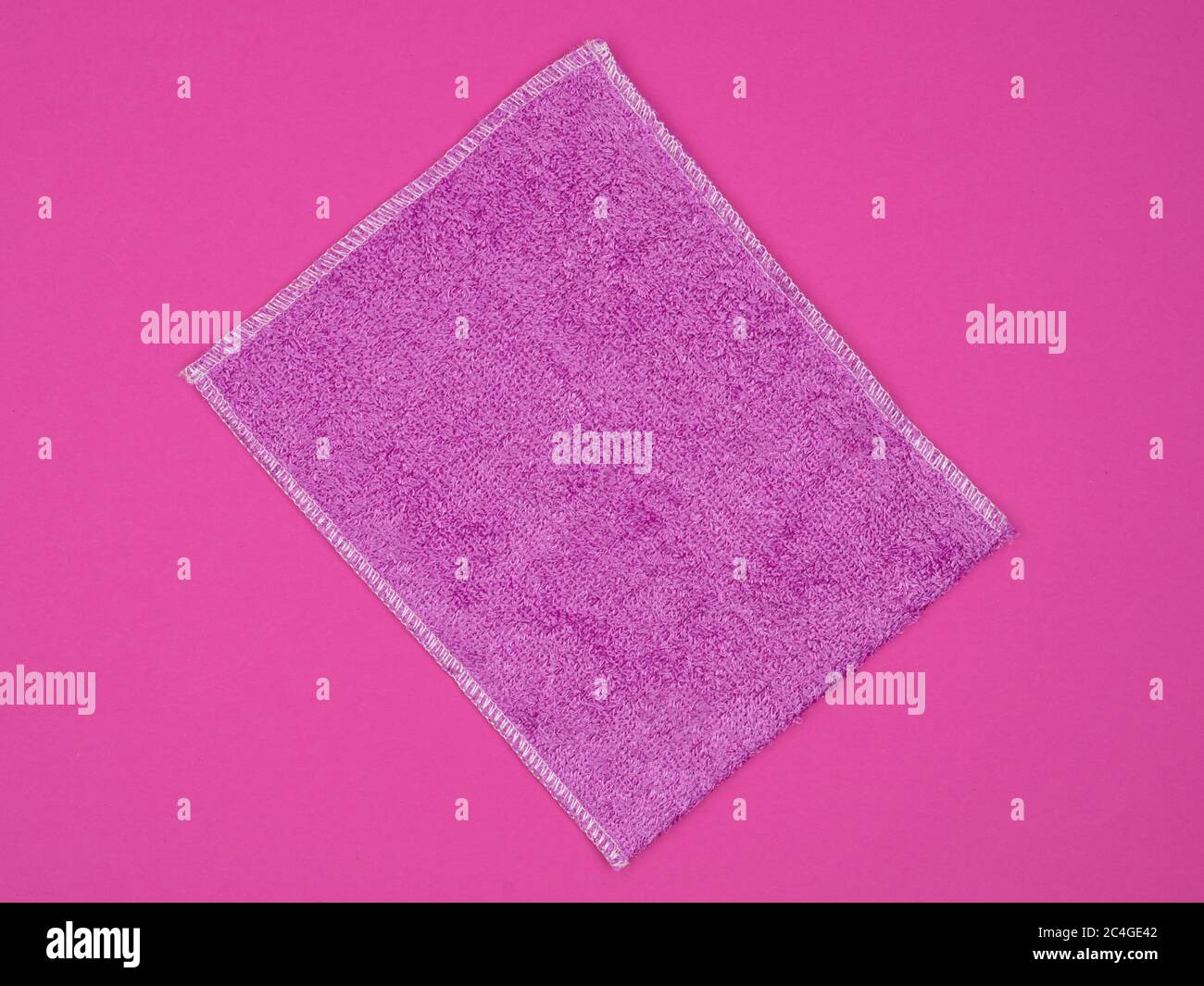 Rosa Serviette zum Reinigen auf rosa Hintergrund. Stockfoto
