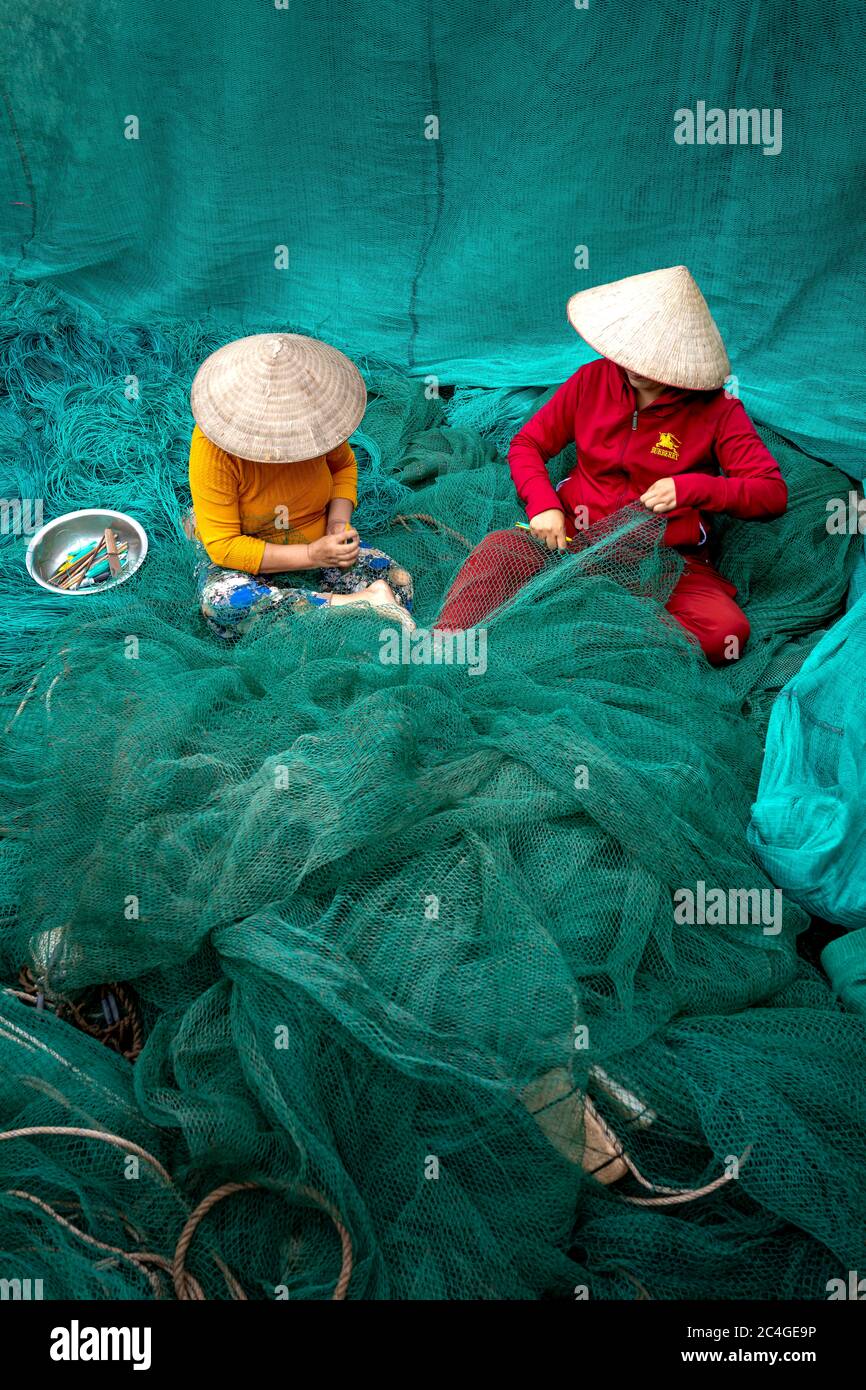 Thai Thuy District, Thai Binh Province, Vietnam - 27. Mai 2020: Zwei nicht identifizierte Frauen flicken ein Fangnetz im Thai Thuy District, Thai Binh Prov Stockfoto