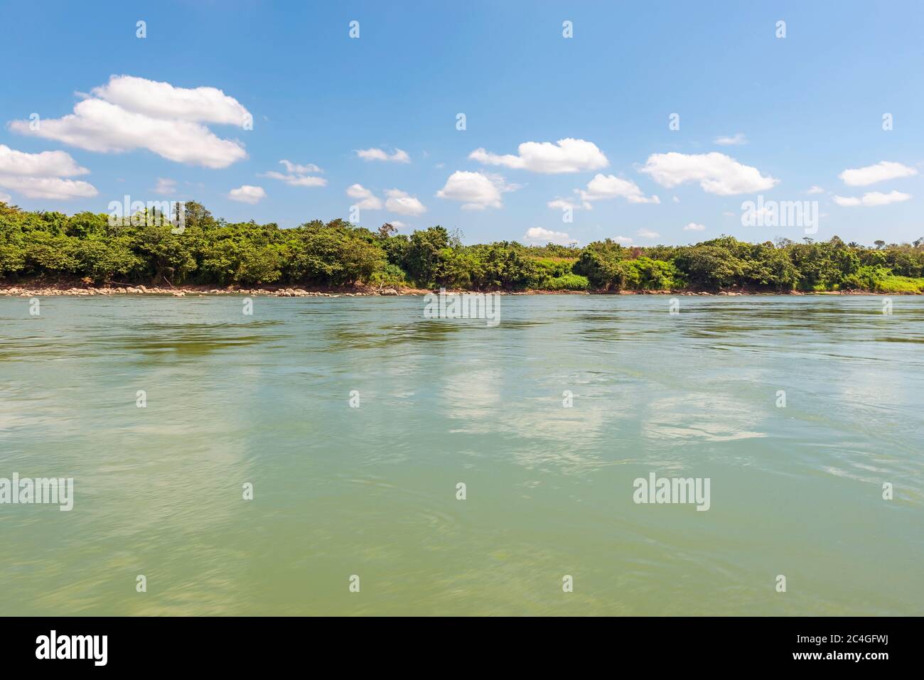 Landschaft des Usumacinta Flusses, der internationalen geographischen Grenze zwischen Mexiko und Guatemala. Stockfoto