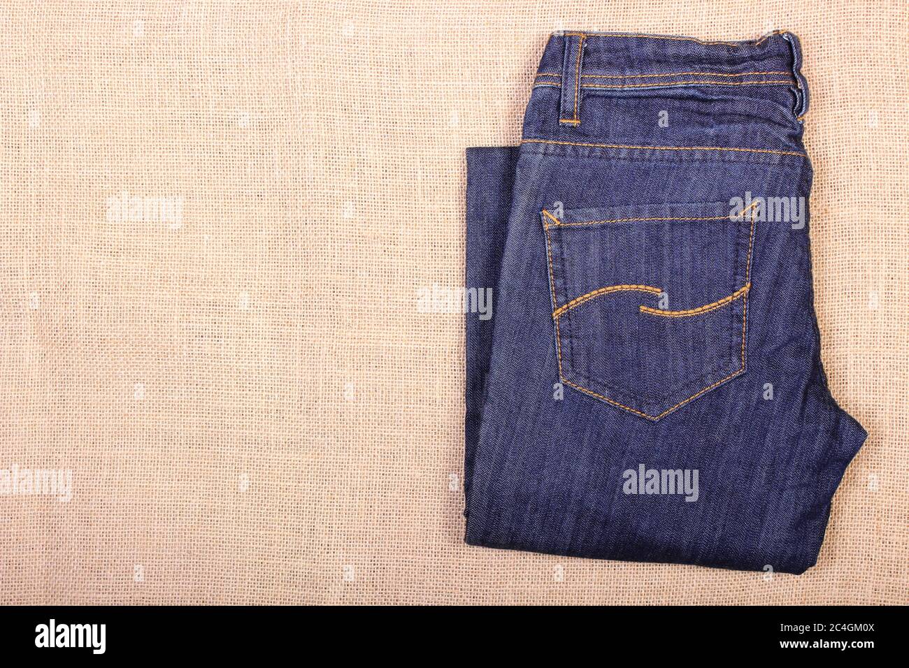 Hose Jeans auf Jute Euren, Frauenkleidung, Platz für Text oder Beschriftung Stockfoto