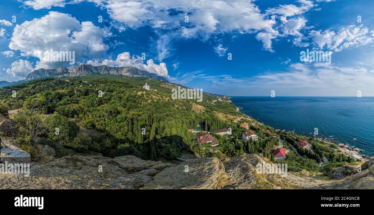 Schöne Sicht auf Meer und Berglandschaft. Malerische hügelige Küste, Felsen gegen den blauen Himmel. Eine luxuriöse Landschaft mit Blick auf die Stockfoto