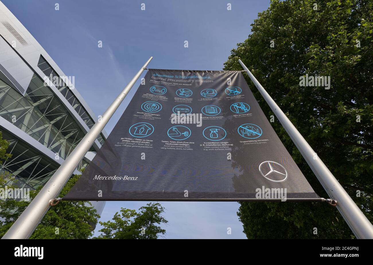 Stuttgart Bad Cannstatt, Deutschland - 22. Mai 2020: Vor dem Mercedes Benz Museum wurde eine Flagge mit Corona Hygienevorschriften installiert Stockfoto