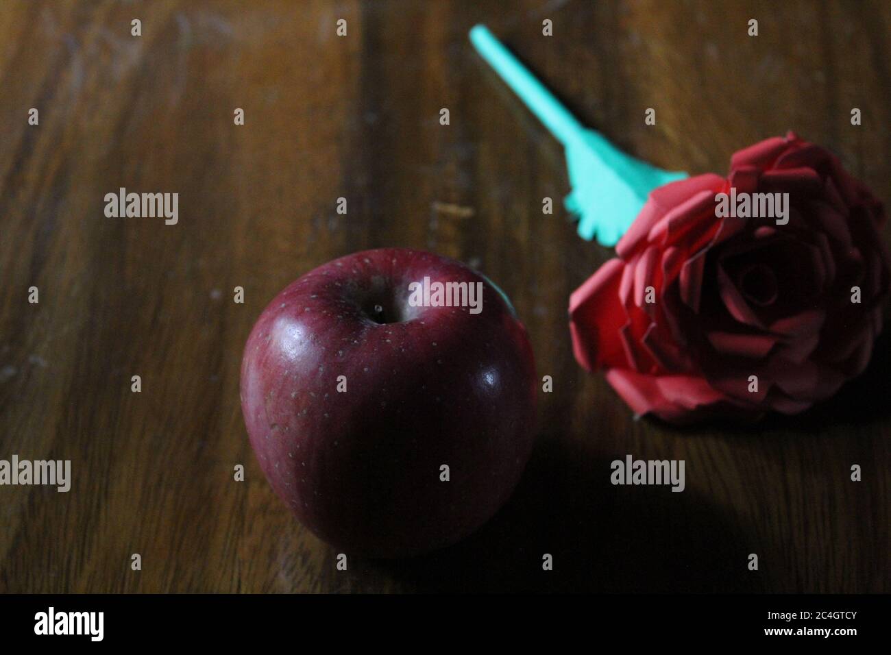 Rote Apfelfrucht mit Rose Stockfoto