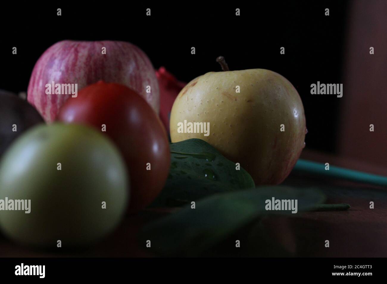 Roter Apfel und gelber Apfel. Stockfoto