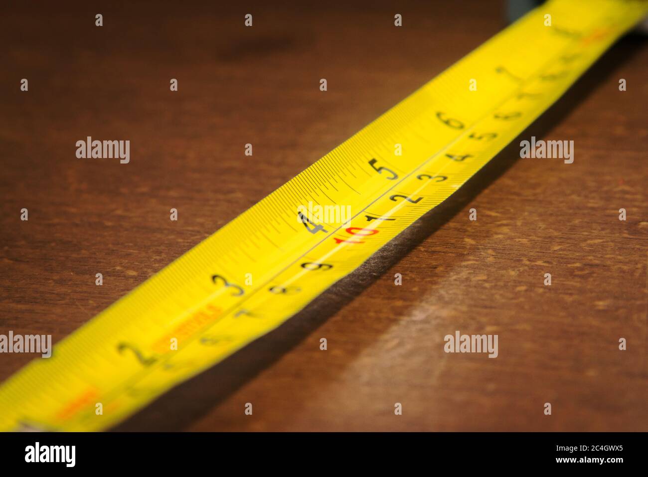 Gelbes metallisches Messband. Nahaufnahme des Makros. Stockfoto