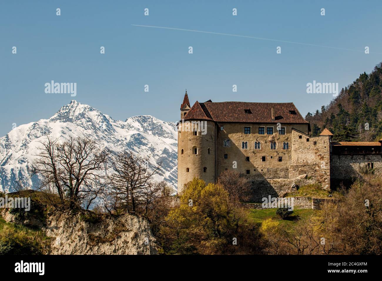 Schloß mit schneebedeckten Bergen Stockfoto