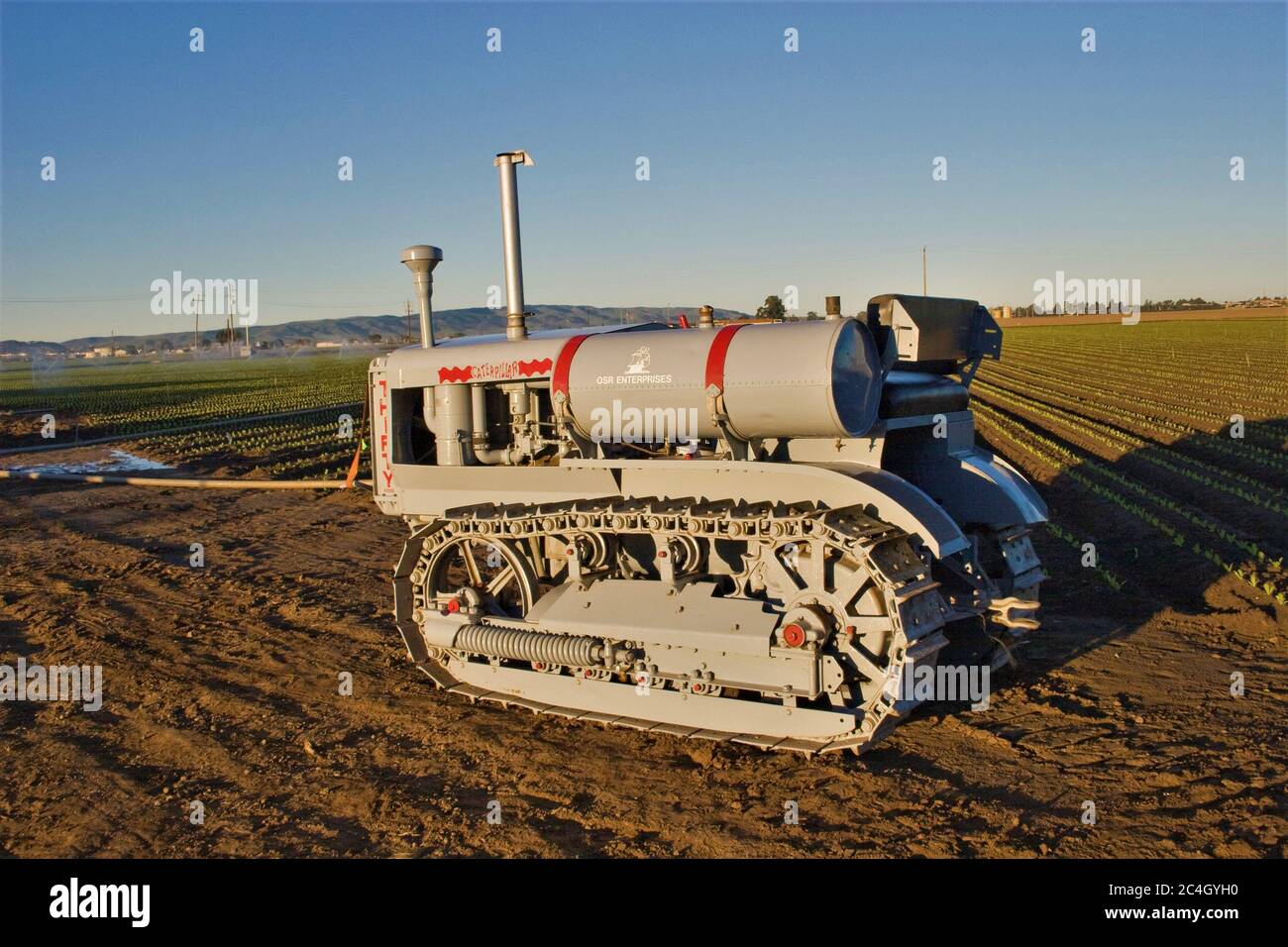 Restaurierter farmall-Traktor mit neuem Lack auf der Produce Farm in Santa Maria, Kalifornien Stockfoto