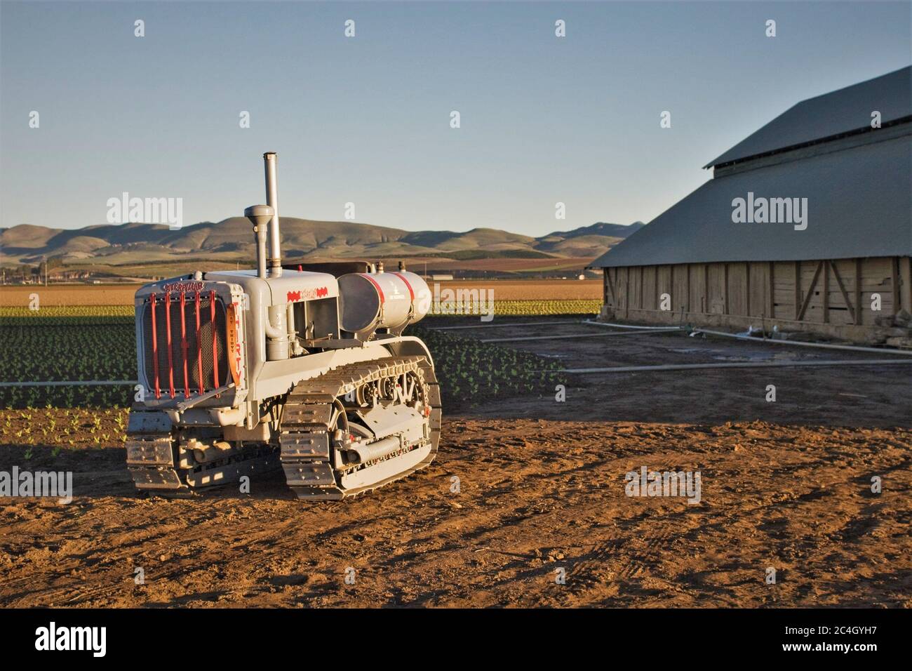 Restaurierter Farmall-Traktor mit neuer Lackierung auf der Produce Farm in Santa Maria California, restauriert vom Besitzer, der ein Sammler von landwirtschaftlichen Geräten war Stockfoto