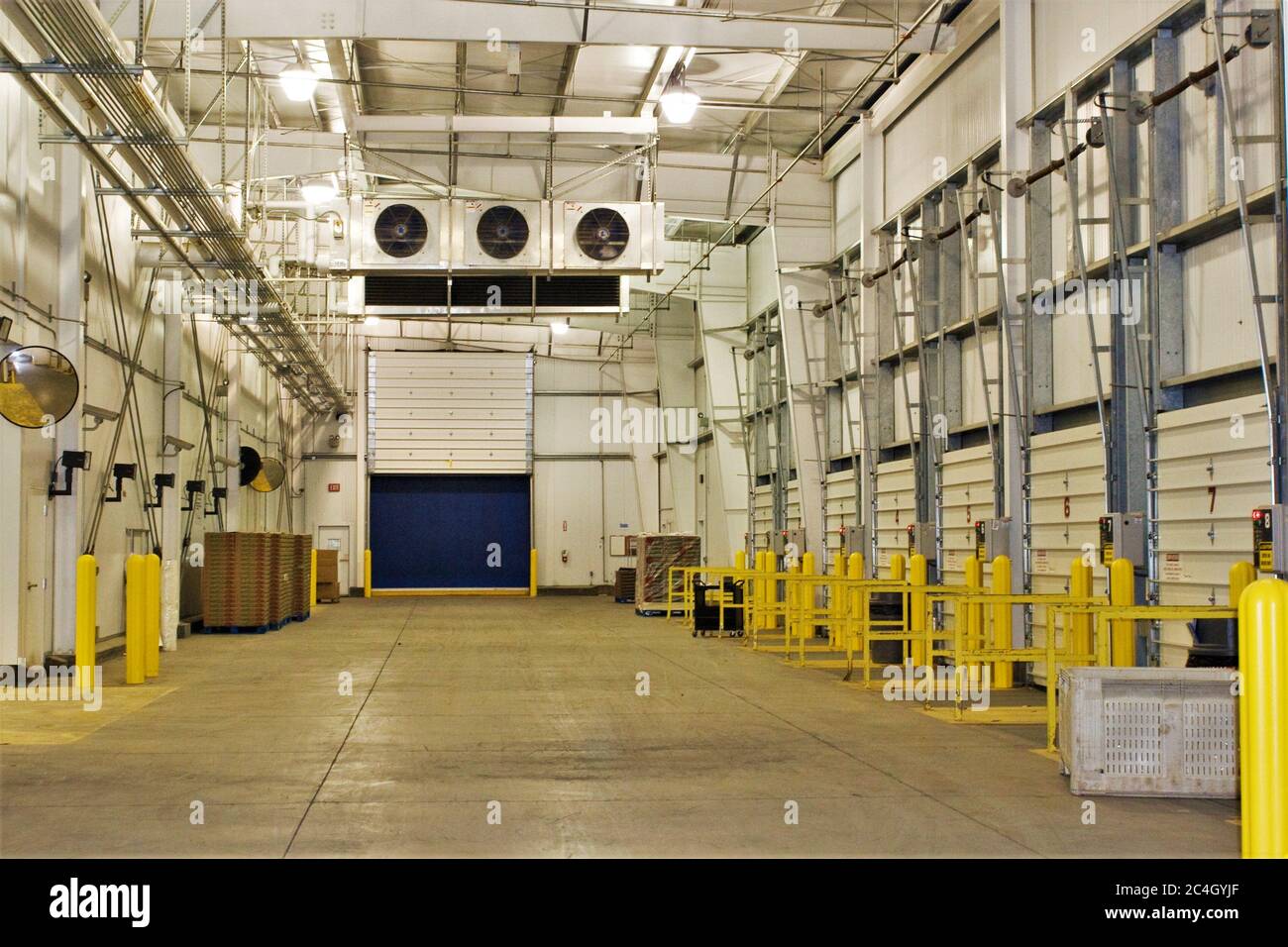 Leere Ladebuchten der schnellkühleren Erdbeerfarm in Zentralkalifornien, wo Gemüse und dergleichen für den Versand abgekühlt werden Stockfoto