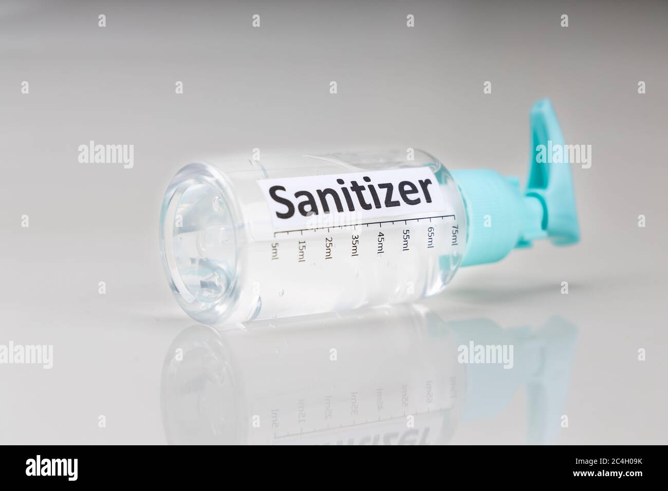 Handdesinfektionsspray zum Schutz vor Grippe auf grauem Hintergrund Stockfoto