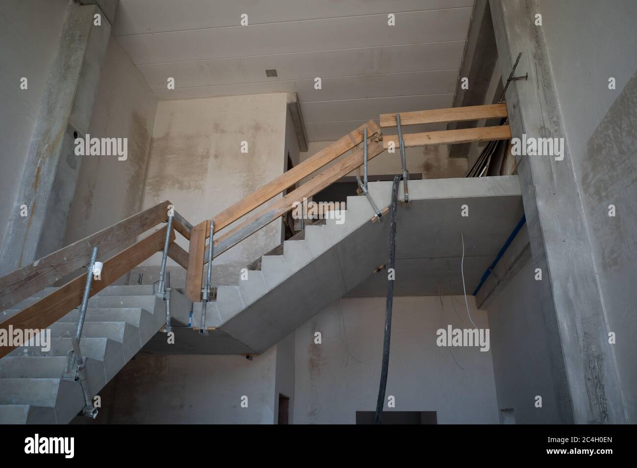 Auf einer Baustelle wird ein provisorisches Treppengeländer gebaut  Stockfotografie - Alamy