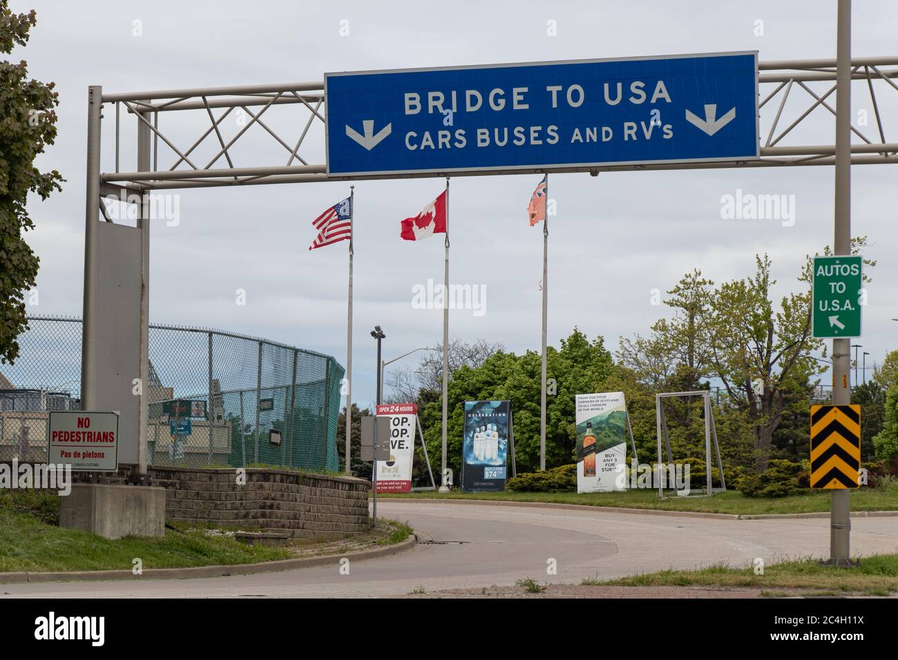 Eine leere Brücke in die USA, Einfahrt zur US-Kanada Grenze während der Reisebeschränkungen aufgrund COVID-19 gesehen. Stockfoto