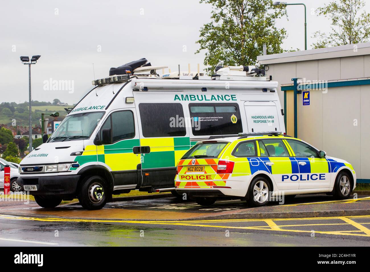 12. Juni 2020 ein Krankenwagen und ein Polizeiauto, die vor dem Unfall- und Notdienst abgestellt wurden, fahren im Ulster Hospital in Dundonald, Belfast im Norden von Belfast ab Stockfoto