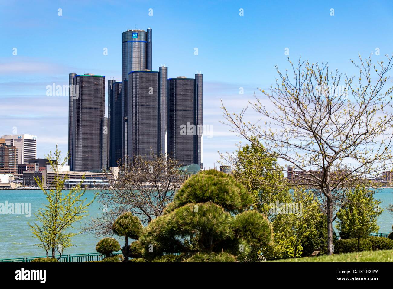 Renaissance Center von der anderen Seite des Detroit River in Windsor an einem sonnigen Tag gesehen. Stockfoto