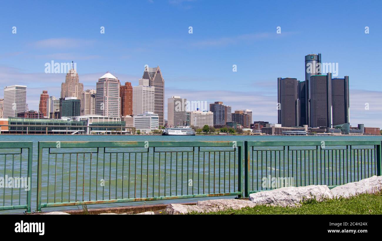 Skyline von Detroit an einem sonnigen Tag von der anderen Seite des Detroit River in Windsor, Ontario. Stockfoto
