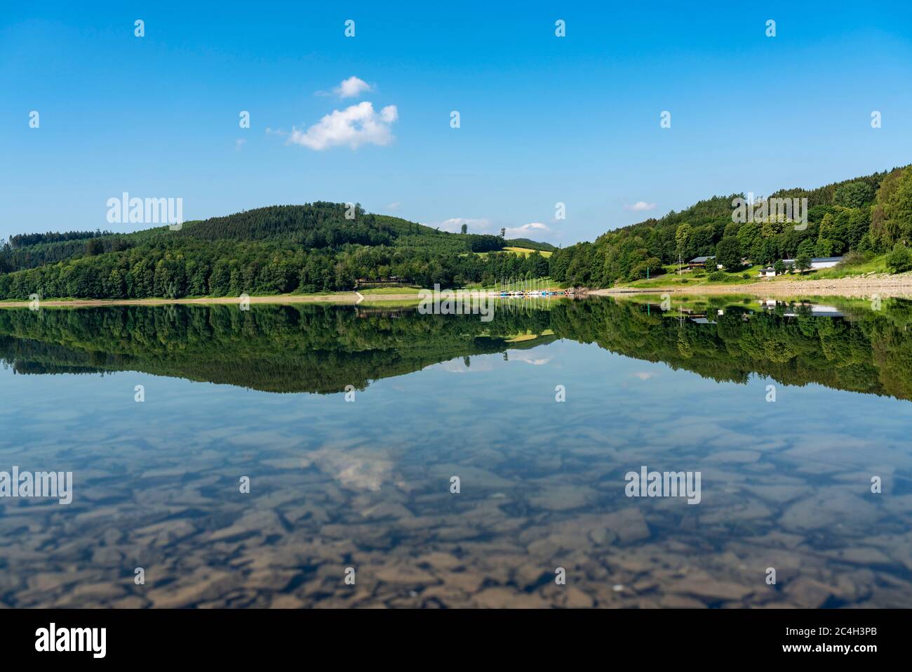 Der Hennesee, Hennetalsperre, ein Stausee im Sauerland, Hochsauerlandkreis, bei Meschede, NRW, Deutschland Stockfoto