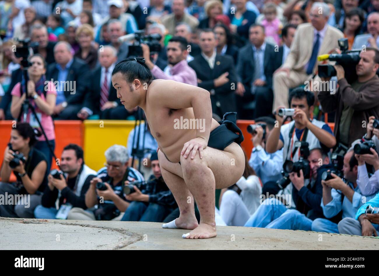 Ein japanischer Sumo-Wrestler bereitet sich während einer Ausstellungsschlacht in Edirne in der Türkei auf die Schlacht vor. Eine große Menge türkischer Menschen beobachten. Stockfoto