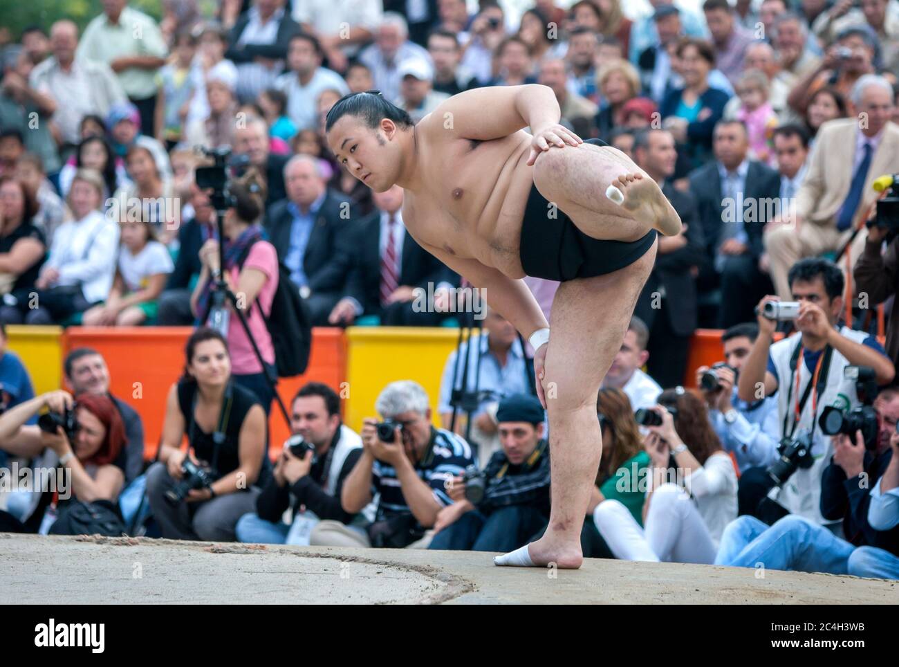 Ein japanischer Sumo-Wrestler bereitet sich während einer Ausstellungsschlacht in Edirne in der Türkei auf die Schlacht vor. Eine große Menge türkischer Menschen beobachten. Stockfoto