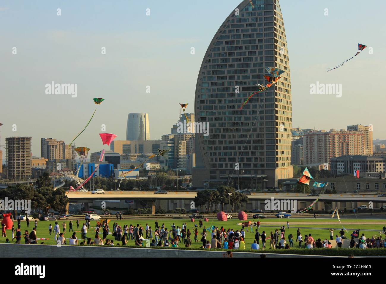 Aserbaidschan. 08.26.2017 Jahre. Feiertagswettbewerbe. Eine Schlange starten. Baku Stadt. Im heißen Sommer. Stockfoto