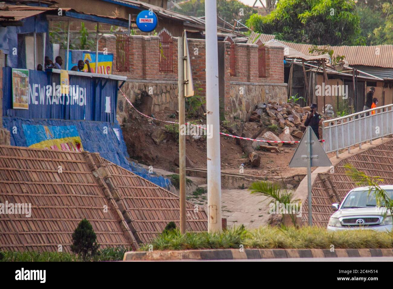 Kigali, Ruanda. Juni 2020. Der Eingang zu einem Dorf ist wegen einer COVID-19-Sperre in Kigali, Ruanda, 26. Juni 2020 geschlossen. Das ruandische Ministerium für Kommunalverwaltung hat die Bewohner in einigen Teilen der Hauptstadt Kigali angewiesen, ab Donnerstag Abend in einer 15-tägigen Sperre zu Hause zu bleiben, um die Ausbreitung von COVID-19 in der Stadt zu verhindern. Quelle: Cyril Ndegeya/Xinhua/Alamy Live News Stockfoto