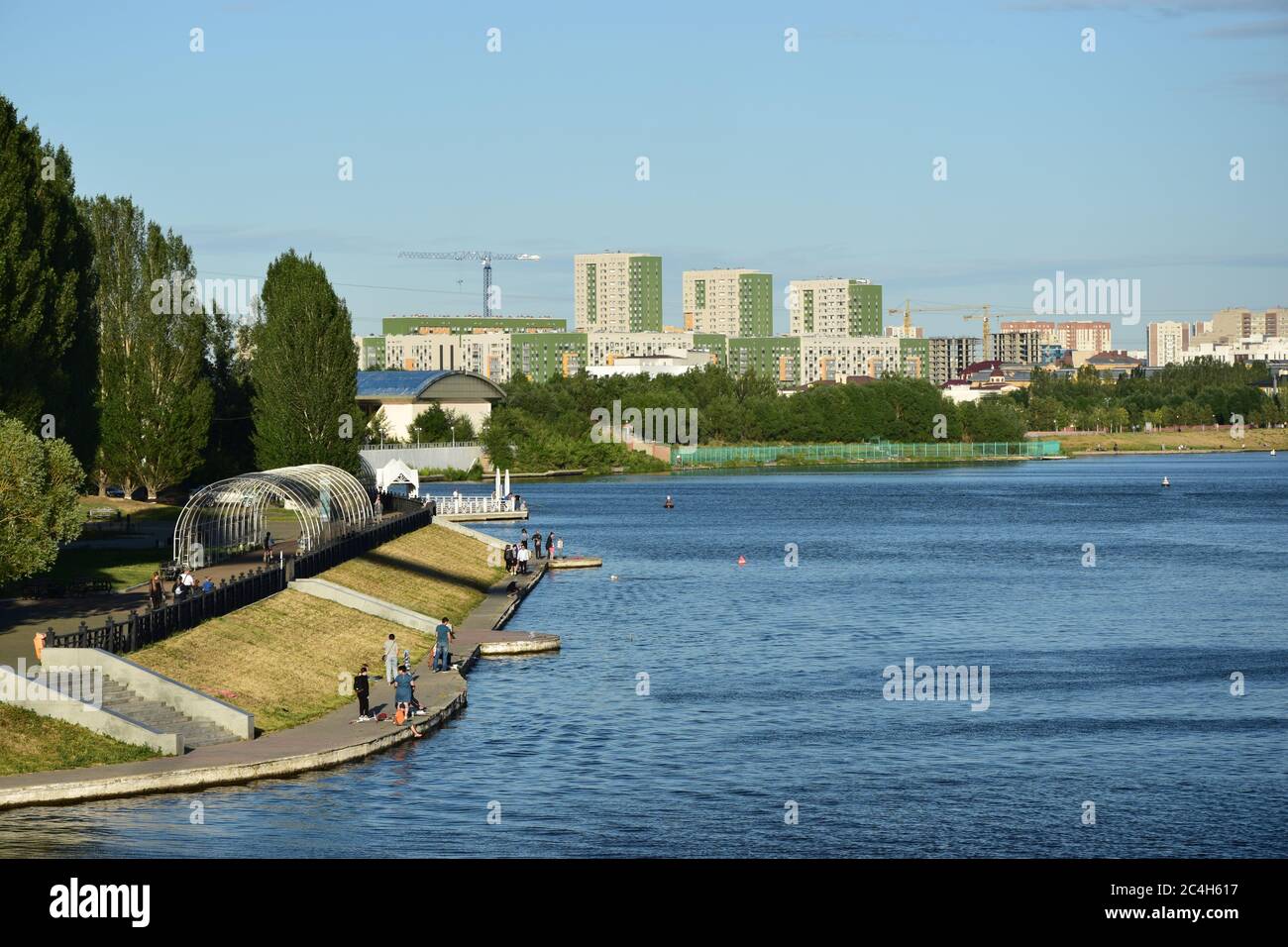 Astana (nur-Sultan), Kasachstan – Gebäude am Fluss ishim in Astana (nur-Sultan), der Hauptstadt Kasachstans Stockfoto