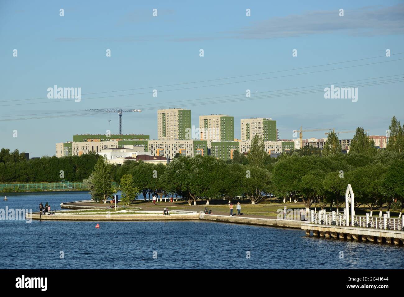 Astana (nur-Sultan), Kasachstan – Gebäude am Fluss ishim in Astana (nur-Sultan), der Hauptstadt Kasachstans Stockfoto