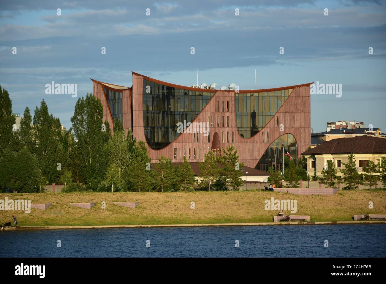 Astana (nur-Sultan), Kasachstan – Gebäude am Fluss ishim in Astana (nur-Sultan), der Hauptstadt Kasachstans Stockfoto