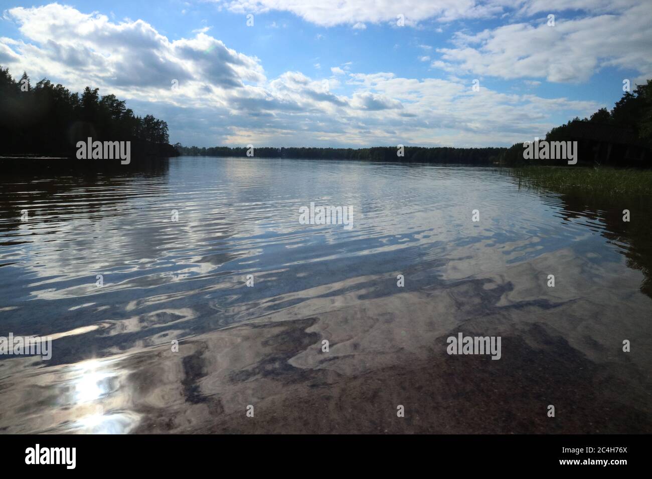 Der See von Tapaja in Kirkkonummi, Finnland, an einem strahlenden Sommertag Stockfoto