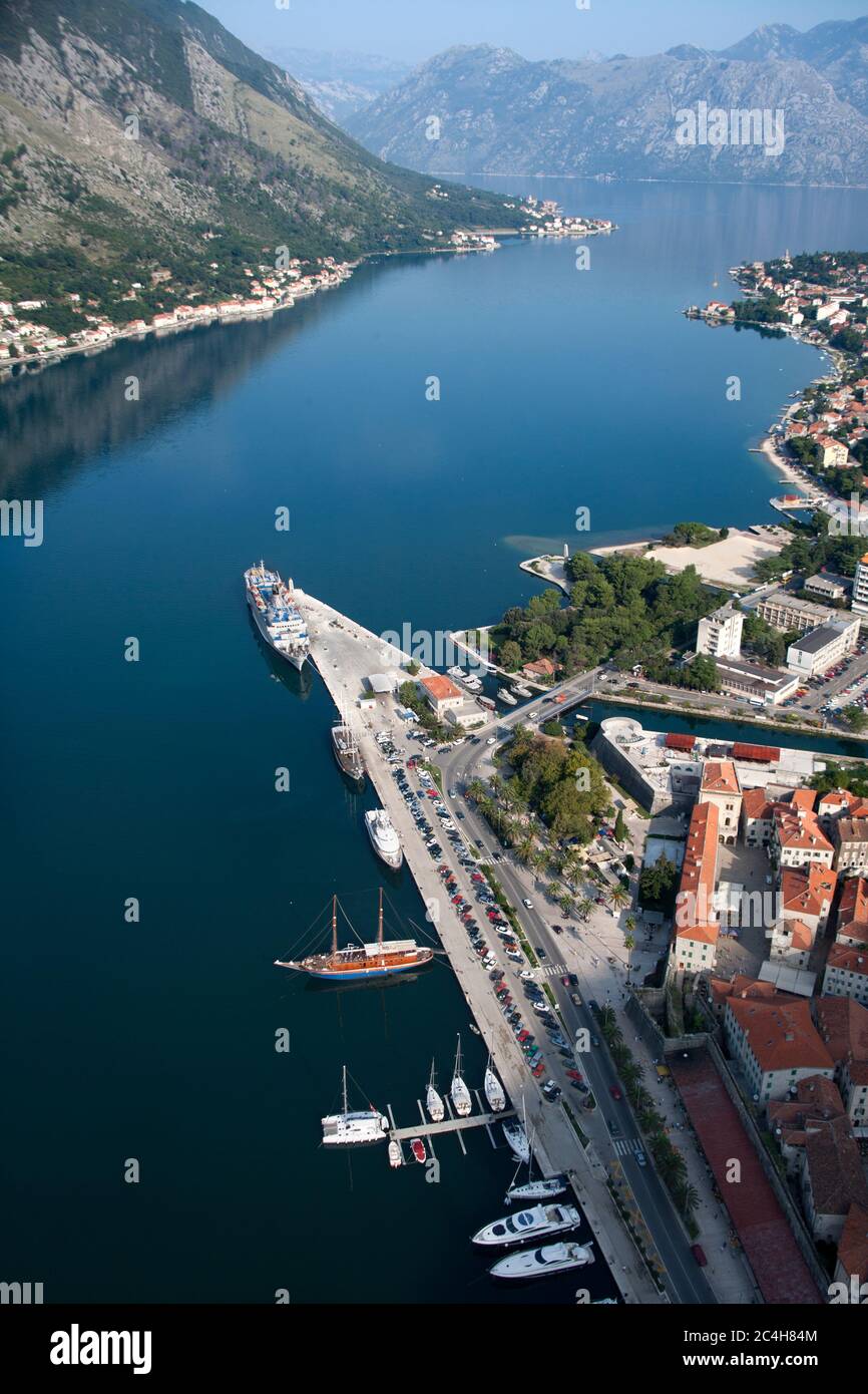 Bucht von Kotor in Montenegro. Die Natur- und kulturhistorische Region Kotor wurde zum UNESCO-Weltkulturerbe erklärt. Stockfoto