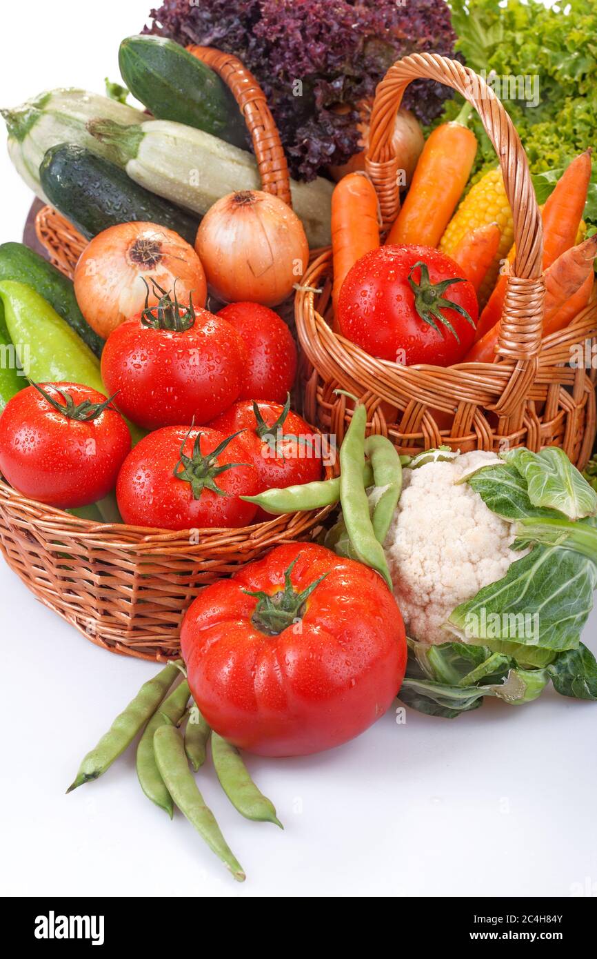Frisch gepflücktes Bio-Gemüse. Körbe mit Gemüse als das Konzept der biologischen, Bioprodukte, Bio-Ökologie, aus dem heimischen Garten gesunde Lebensmittel. Stockfoto