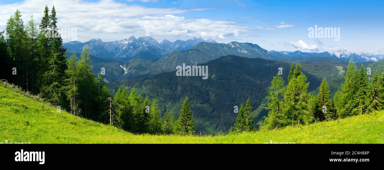 Sattel unten Kordezeva Glava / Peca Hügel, Karawanken Gebirge, Slowenien / Österreich - schöne Landschaft der Gipfel der Kamnik-Savinja alpen Stockfoto