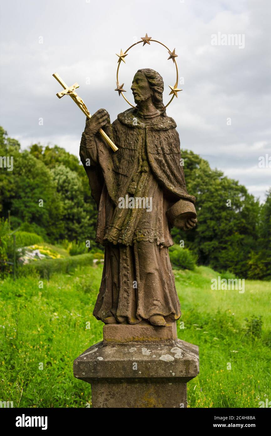 Statue des Johannes von Nepomuk / Jan Nepomucky, Šenov, Tschechische Republik / Tschechien - religiöse Skulptur des berühmten tschechischen Märtyrers des Siegels der Beichte Stockfoto