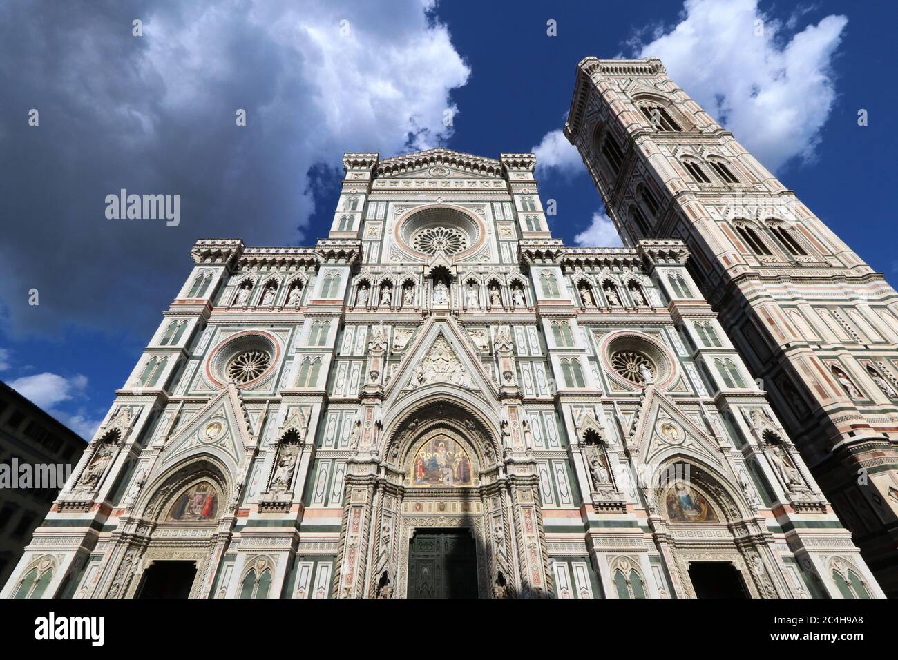 Santa Maria in Fiore Fassade mit Giotto Glockenturm, Weitwinkel von unten in den Himmel aufgenommen, Florenz, Italien, Wort Erbe touristischen Ort Stockfoto
