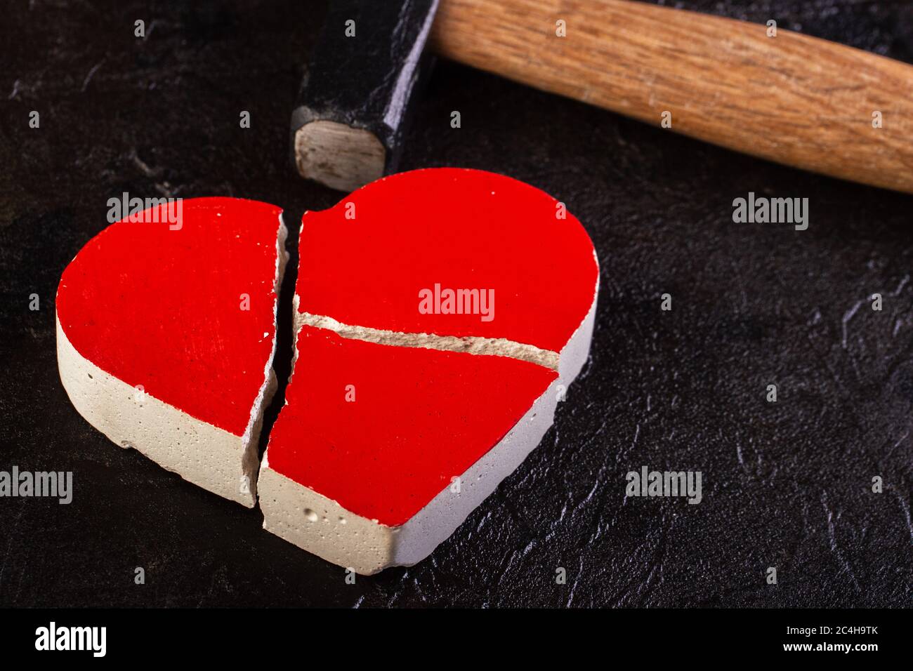 Herz aus rotem Stein, durch Hammer gebrochen Stockfotografie - Alamy